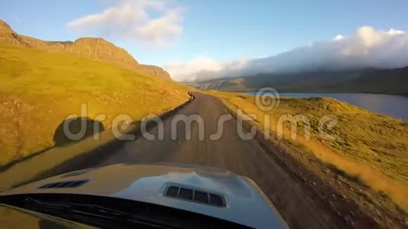 壮观的第一人车在镜面湖红石山山景观的乡村道路上登上坡景视频的预览图