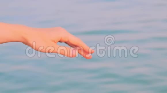 女性的手靠着海水做波浪运动暑假概念视频的预览图