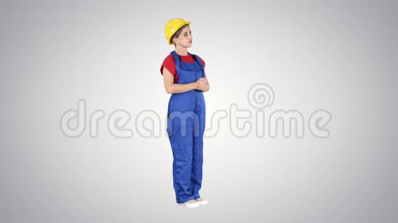 一个戴着黄色头盔的女工程师抬头望着一栋建筑物惊讶地看到梯度背景上的统计数据或图表视频的预览图