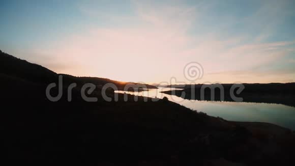 江岸黄昏或黎明的空中拍摄视频的预览图
