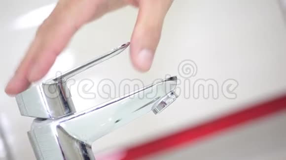 一个新浴室里的单手铬水龙头测试水流视频的预览图