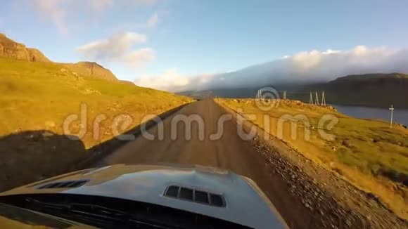 镜面湖红石山山景观中第一人车山坡拍摄乡村道路视频的预览图