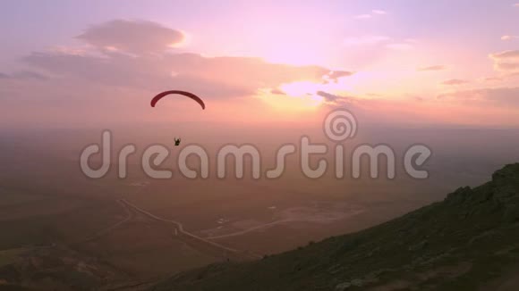 日落滑翔伞电影史诗极限运动视频的预览图
