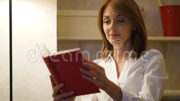 女人在家看书视频的预览图