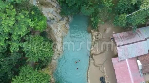 森林中央蓝色天然水池的鸟瞰图视频的预览图