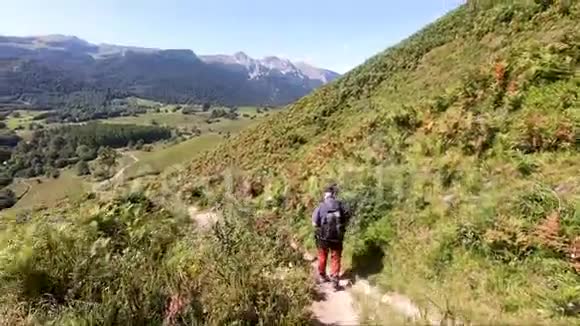 法国比利牛斯山脉的徒步旅行者视频的预览图