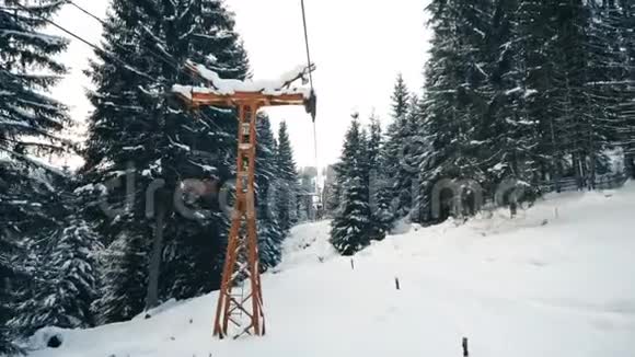 滑雪电梯上雪林的人美丽的雪山景观高大的杉树覆盖着雪视频的预览图