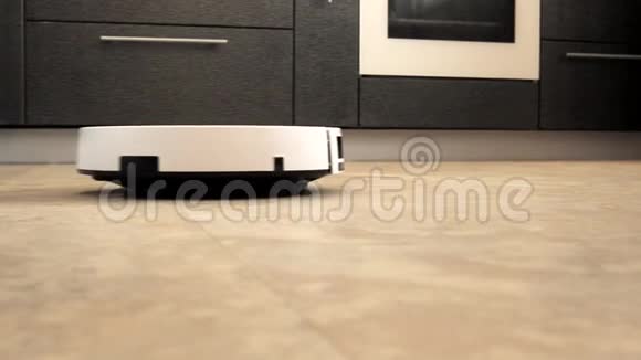 聪明的房子现代家用电器机器人吸尘器自动清洁公寓视频的预览图