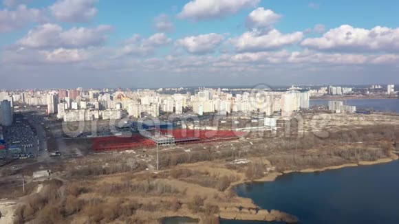 在波兹尼亚基区靠近一个建筑和杂货店超市的基辅左岸空中景观视频的预览图