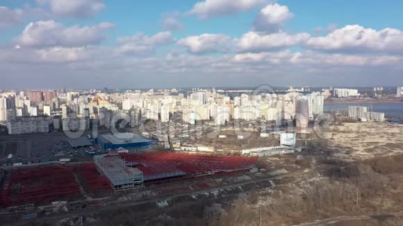 早春基辅波兹尼亚基地区左岸鸟瞰图视频的预览图