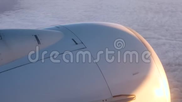 飞机引擎在阳光下发光视频的预览图