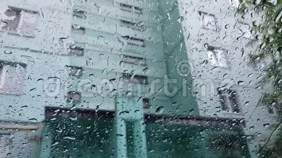 雨顺着挡风玻璃流下视频的预览图