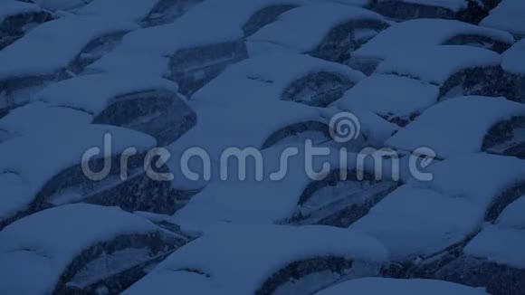 薄暮大雪中的汽车地段视频的预览图