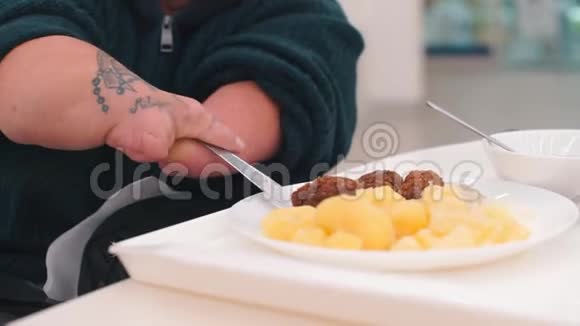 为残疾人提供一盘食品视频的预览图