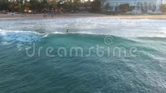 带冲浪的海滨度假酒店视频的预览图