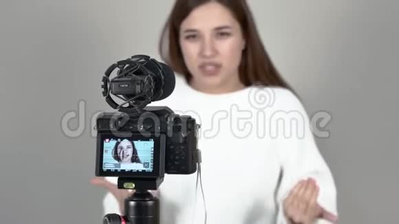 女孩在镜头前讲话她失去了焦点特写镜头打开视频的预览图