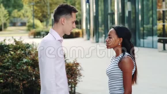 年轻人指责他的混血女友在户外背叛视频的预览图