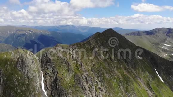 从法加拉斯山脉俯瞰组合运动它包括VisteaMare和Moldoveanu罗马尼亚的山峰视频的预览图