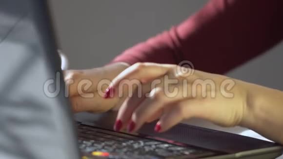 在室内用手提电脑键盘关闭女士的手打字视频的预览图