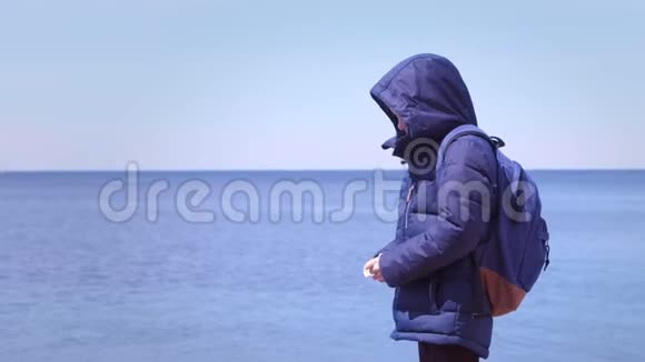 青少年男孩在海洋背景的海滩上觅食鸟类和动物视频的预览图