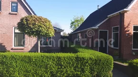荷兰村小红砖房荷兰一个小村庄美丽的街道视频的预览图