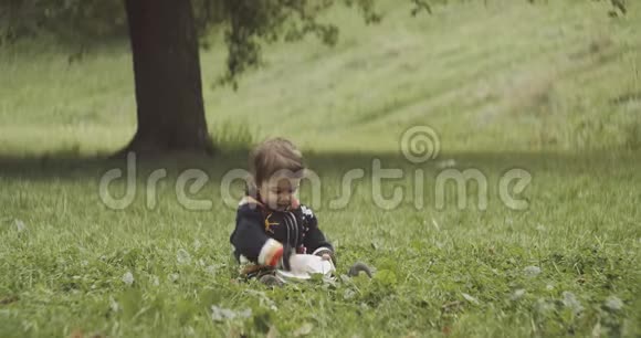 可爱的女婴在户外打鼓视频的预览图