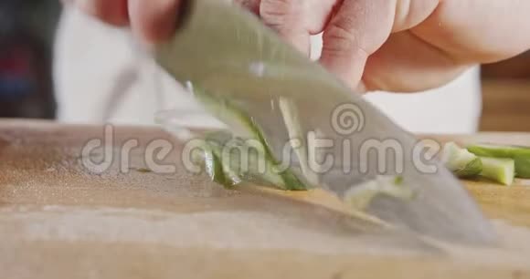 慢动作切黄瓜的厨师刀视频的预览图