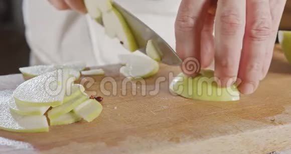 把切一个绿色苹果的厨师刀收起来视频的预览图
