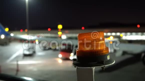 信号信标闪烁的灯光吸引人们的注意机场飞机停放照明设备视频的预览图