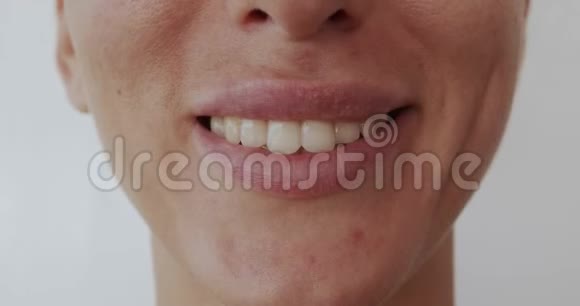 女人微笑幸福美丽柔软的嘴唇显示健康的牙齿完美的牙齿特写视频的预览图