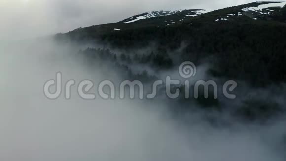 空中无人机飞过云雾缭绕的群山视频的预览图
