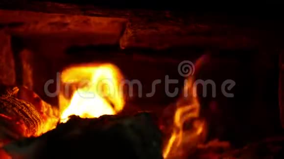 烟屋是由山毛榉和灰木制成的烤箱和炉子里的火美丽的红色火焰烟雾灶台视频的预览图