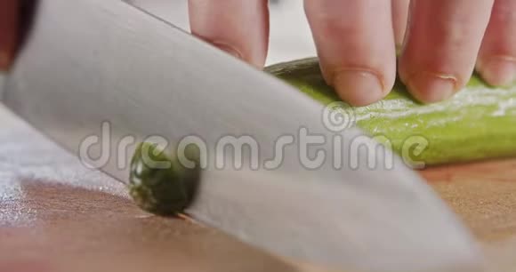 一把切黄瓜的大厨师刀的大镜头视频的预览图