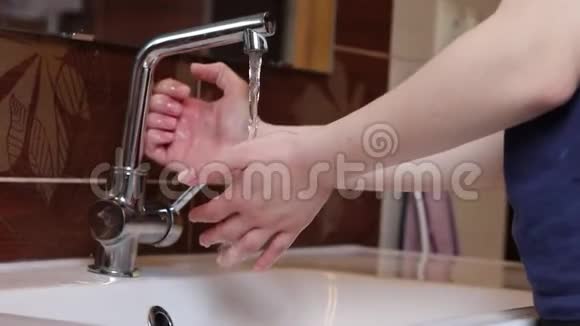 女人教我们如何正确洗手特别卫生员代表适当的洗手以防细菌视频的预览图