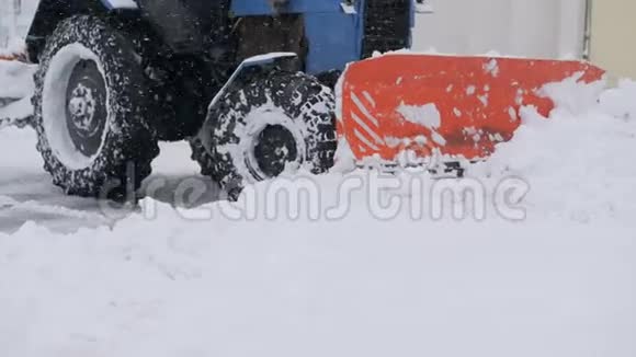 雪犁拖拉机在冬天从雪中清扫道路视频的预览图