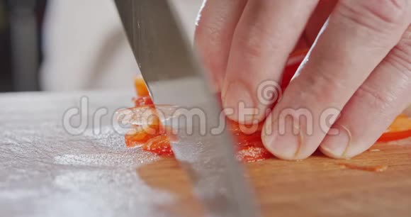 一把切红胡椒的厨师刀的极端宏视频的预览图