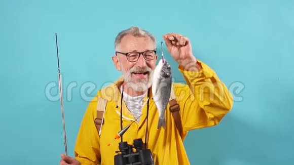 蓄着胡子的积极的人抓住了鱼视频的预览图