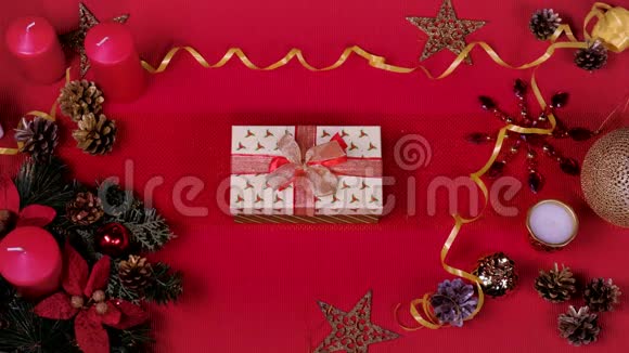 彩色的圣诞和新年交替礼品盒放在木桌上顶部有空白请停止视频的预览图
