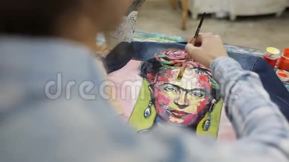 画家在夹克上画了一幅油画肖像视频的预览图