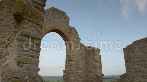 英国苏格兰教堂废墟拱墙视频的预览图