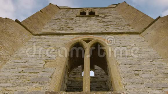 英国阿伯当郡教堂废墟拱墙视频的预览图