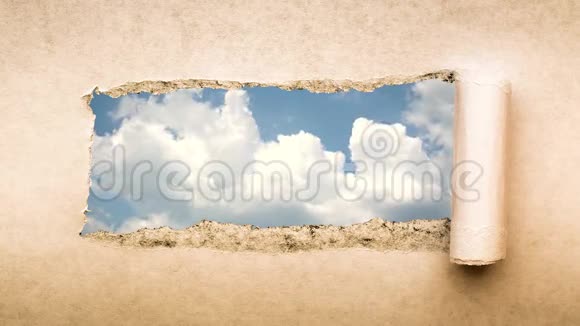 创意4k时间圈视频快速移动的云在蓝天是可见的洞与撕裂的边缘在旧纸视频的预览图