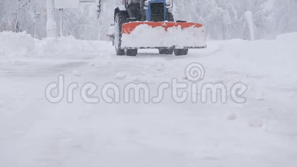 雪犁拖拉机在冬天从雪中清扫道路视频的预览图