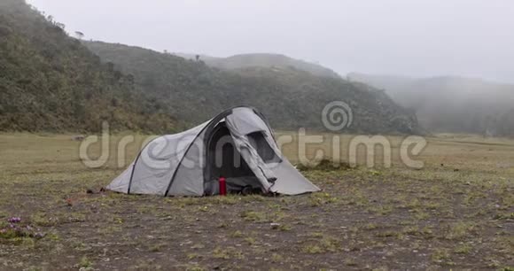 在高山高原上的帐篷视频的预览图