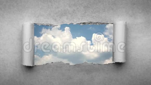 创意4k时间圈视频快速移动的云在蓝天是可见的洞与撕裂的边缘在旧纸视频的预览图