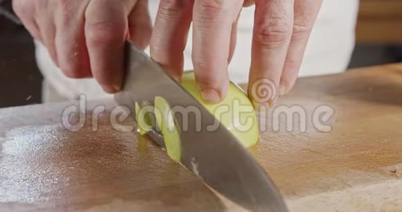 把切一个绿色苹果的厨师刀收起来视频的预览图
