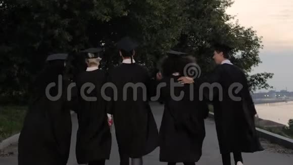 五名年轻毕业生边走边跳视频的预览图