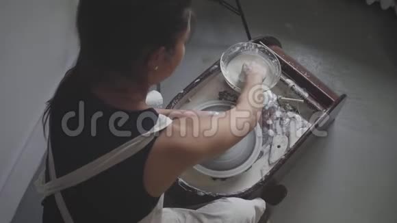 亚洲陶艺陶罐视频的预览图