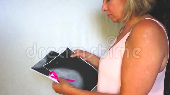 10月国际乳腺癌宣传月标志缎子粉红色丝带意识复制空间妇女保健视频的预览图