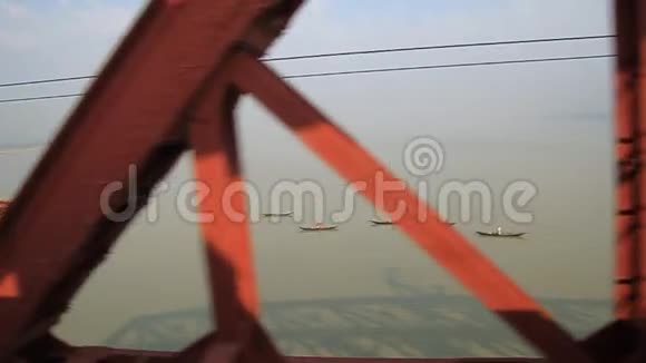 哈丁特大桥帕德马河上的铁路钢桥视频的预览图